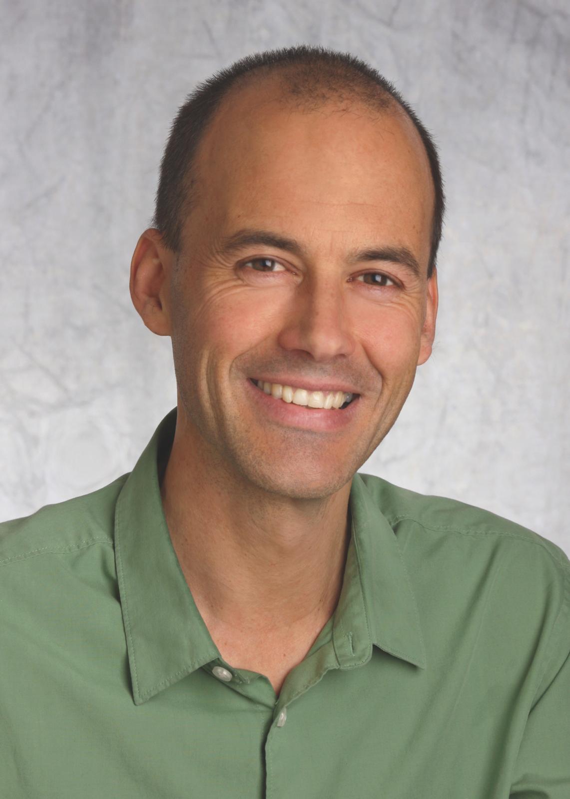 Bild von Roland Fagschlunger, er lächelt in die Kamera.